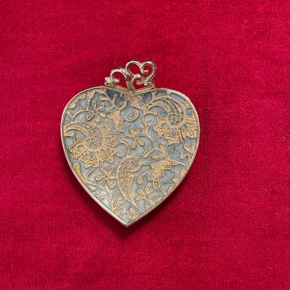 Cynthia Rowley beautiful gold tone & light blue heart shaped 4” trinket dish.